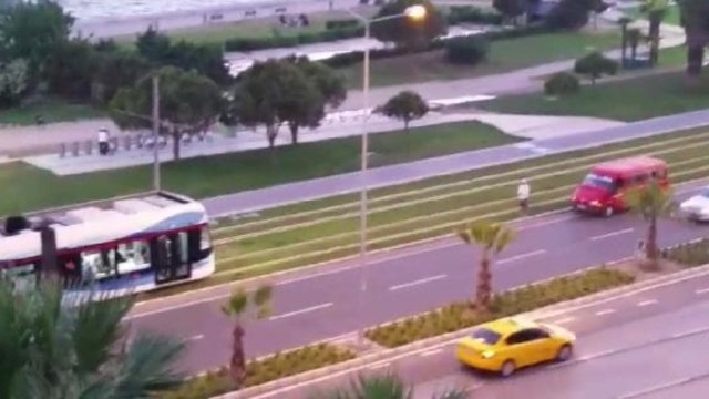 Tramvay, yolu üzerinde namaz kılan adamı bekledi