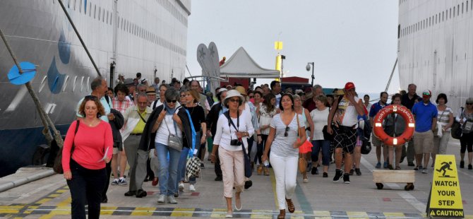 Kuşadası'nda 3 kruvaziyer gemi bereketi