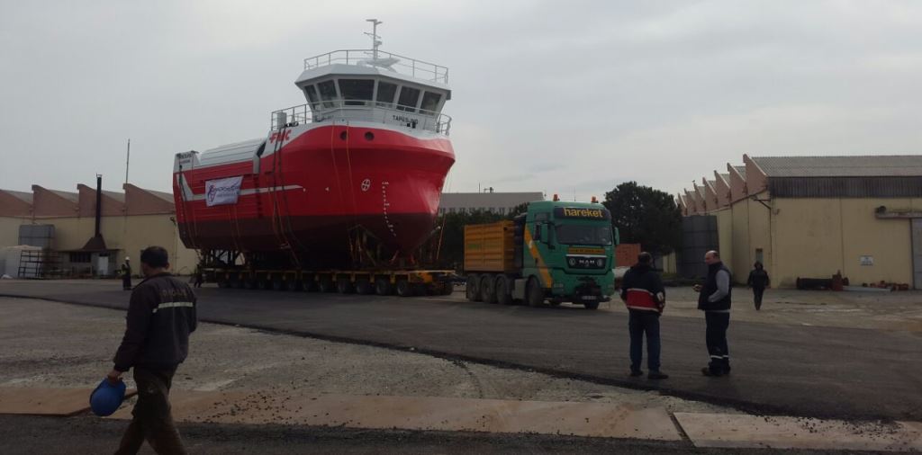 Hareket, 130 tonluk gemiyi karadan taşıdı