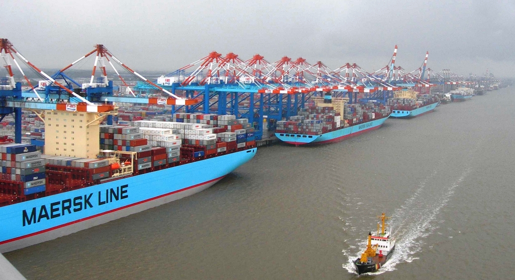 Maersk, petrol ve limanlara yönelecek