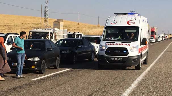 Polis midibüsü ile sivil araç çarpıştı: Ölü ve yaralılar var