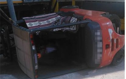 Devrilen forkliftin altında kalarak can verdi