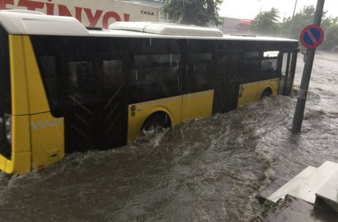 İstanbul yağmura teslim: Araçlar yolda kaldı, trafik felç!