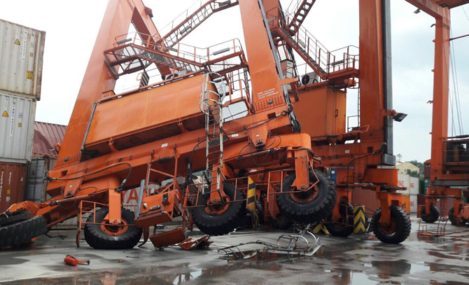 Haydarpaşa'da 1 gantry ile 4 trans vinç devrildi