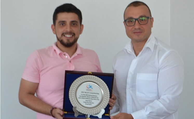 Genç Arslan'a Teşekkür Plaketi