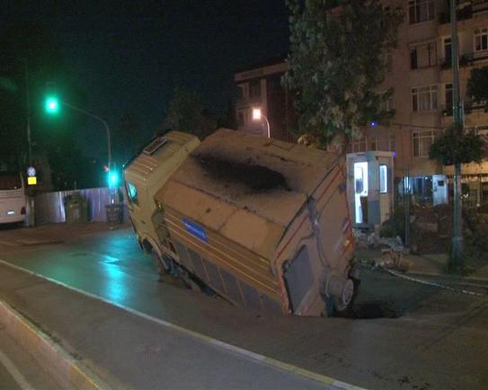 İstanbul çöküyor: Kamyon yola battı