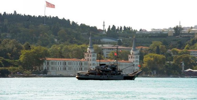İstanbul Boğazı gemi geçişlerine kapatıldı
