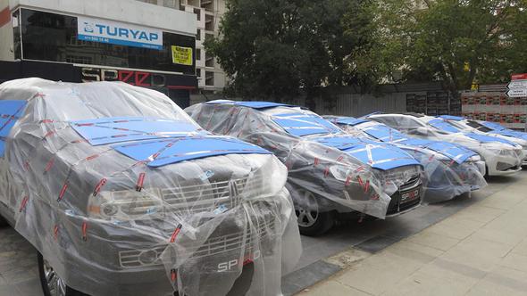 Kapalı otoparklar doldu, arabalar halı kilim kaplandı