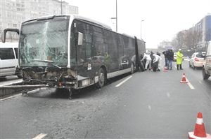 Metrobüs yoldan çıktı,1 kişi yaralandı