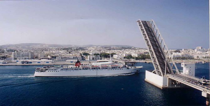 Türk kargo gemisi Bizerte köprüsüne çarptı