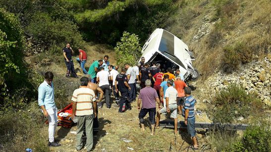 Otobüs uçuruma yuvarlandı: Ölü ve yaralılar var