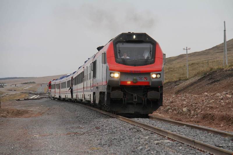 Bakü-Tiflis'in ilk tren yolcuları Kars'ta