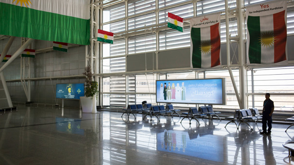 Erbil Havalimanı'nda in cin top oynuyor