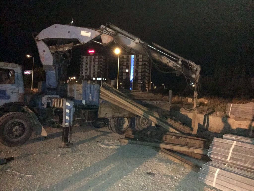 Kamyon üstü vinci dayamış 41 ton ray çalmış
