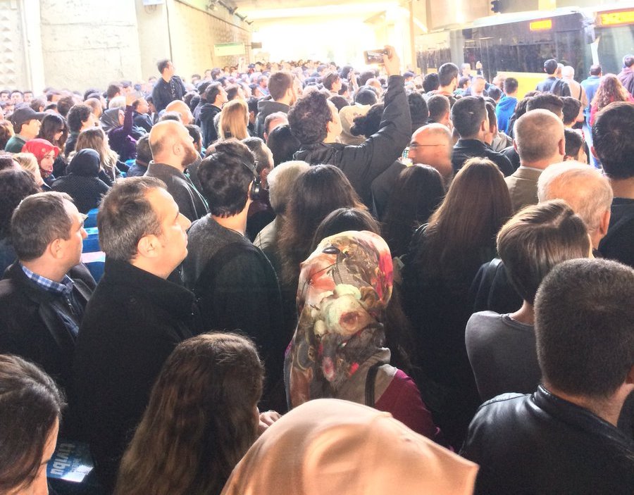 Metrobüs kadına çarptı, trafik felç oldu