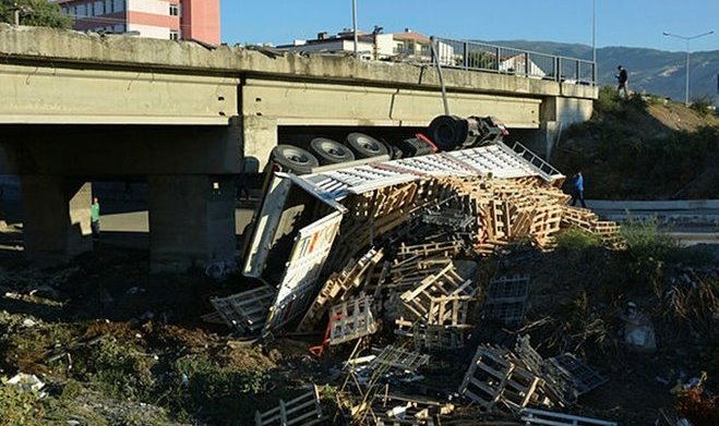 Palet yüklü kamyon Söke Çayı'na uçtu