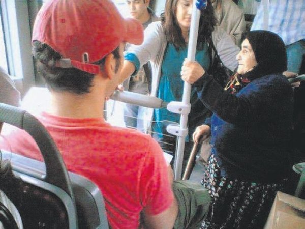 "Yaşlılara yer vermeyin" dedi, sosyal medya uçtu