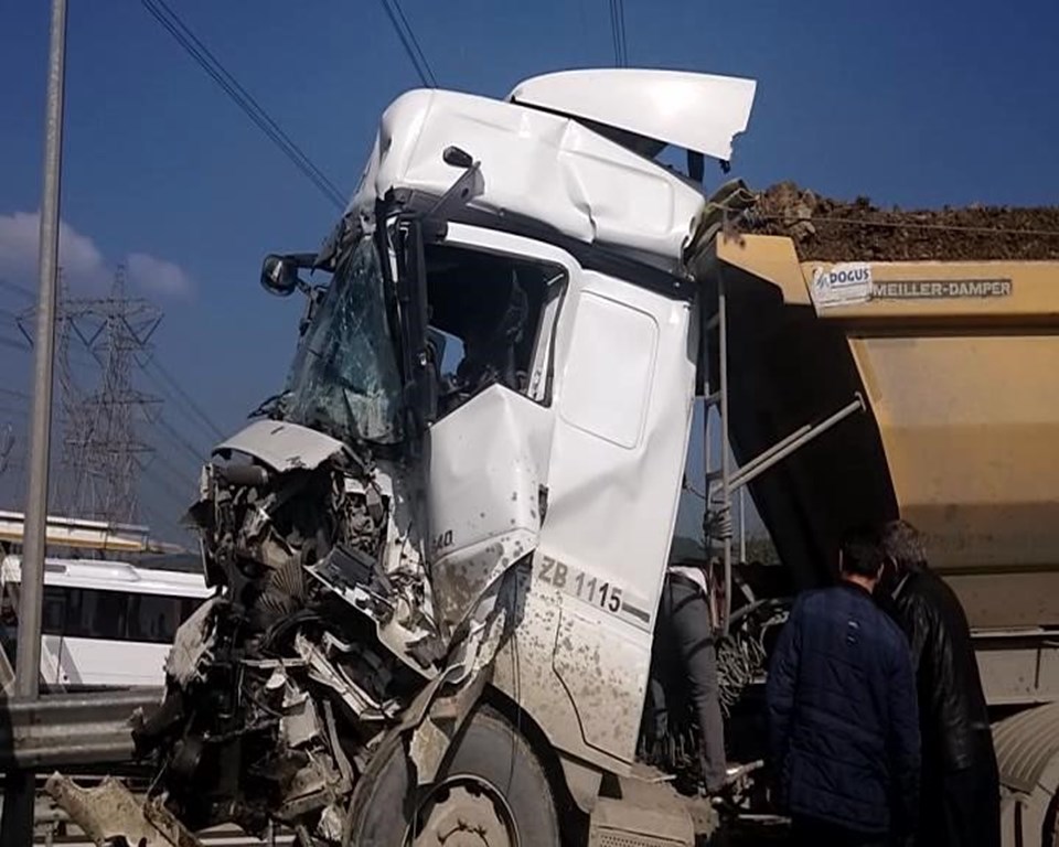 İki hafriyat kamyonu çarpıştı: Trafik kilit