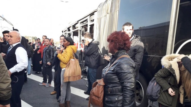 İki metrobüs çarpıştı: Yaralılar var