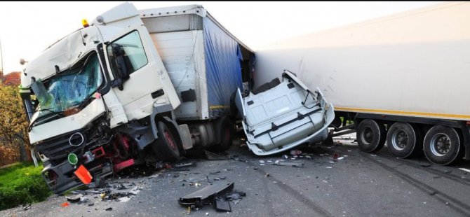 Kamyon ve minibüs çarpıştı: 5 ölü, 3 yaralı
