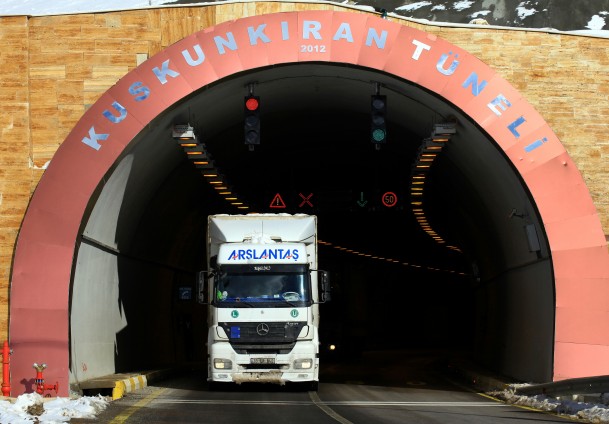Sürücülerin kabusu tünelle son buldu