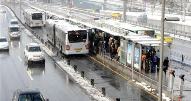 Metrobüsün lastiği patladı