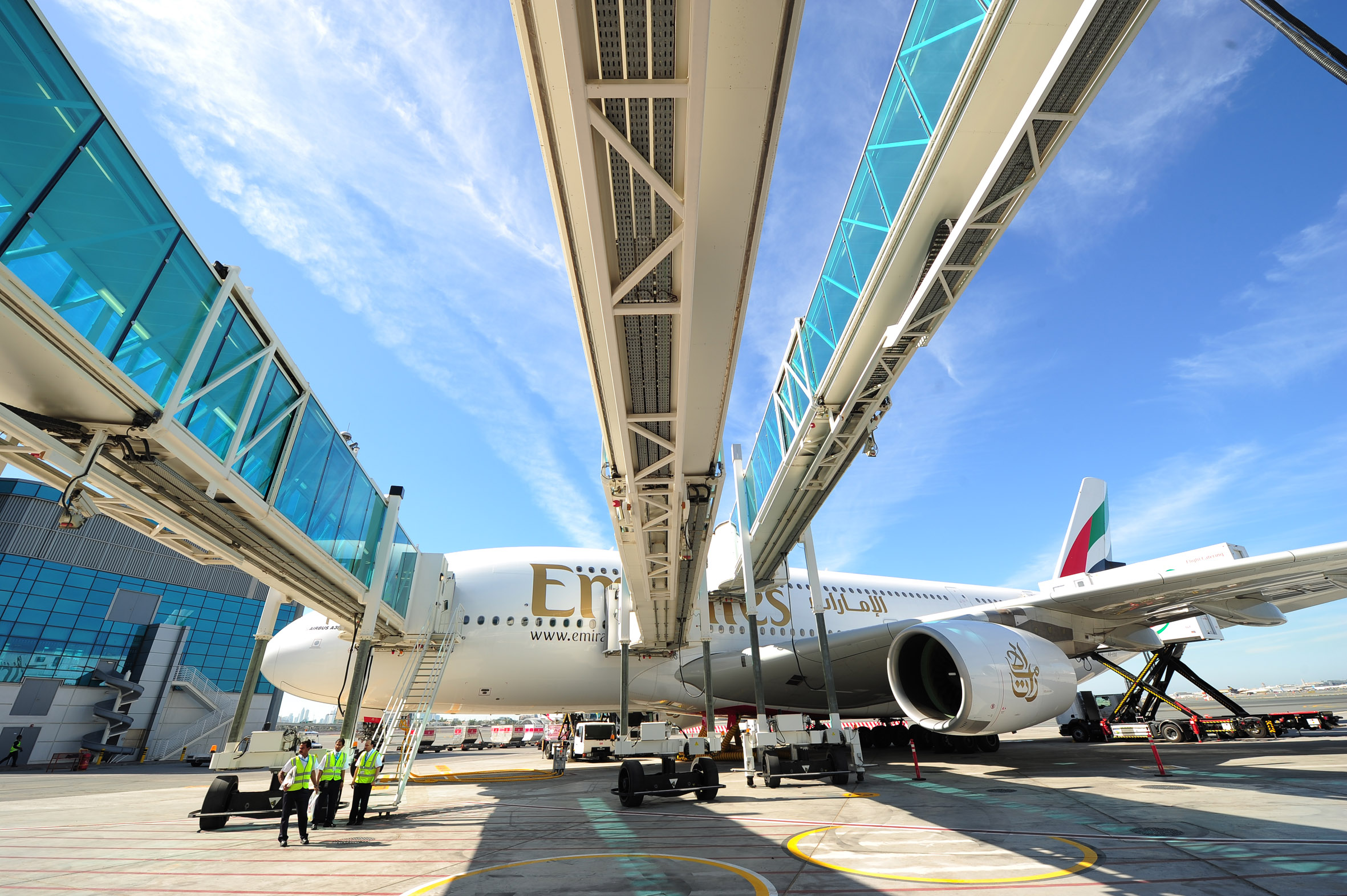 Самолет через. Телетрап а380 Домодедово. А380 Эмирейтс Домодедово. Airbus a380 трап. A380 Airport Pulkovo.