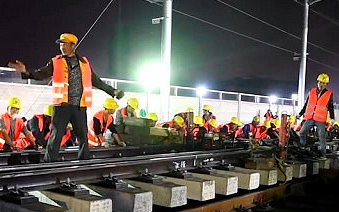 9 saatte tren istasyonu inşa ettiler