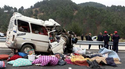 Minibüs, kamyonun altına girdi: Çok ölü var