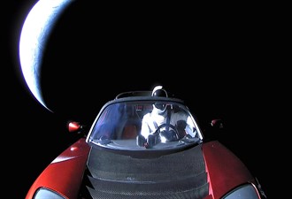 Tesla Roadster ve Falcon Heavy aynı reklamda