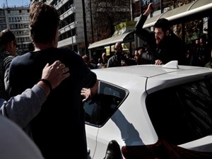 Yunan taksiciler UBER'e tekme tokat saldırdı