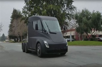 Tesla Semi'lerin ilk görevi, Gigafactory'de üretilen pilleri taşımak