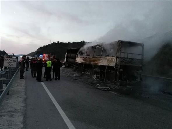 TIR'a çarpan yolcu otobüsü yandı: Çok ölü var