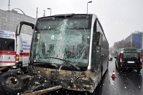 Minibüs metrobüs yoluna daldı!