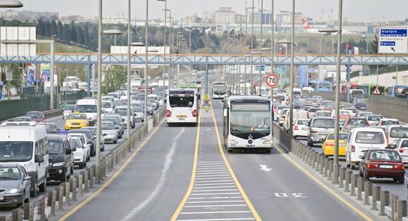 Metrobüs yolunda ilginç eylem