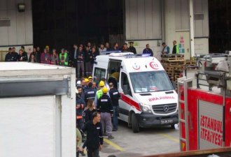 Tuzla'da antrepoda raflar işçilerin üzerine devrildi
