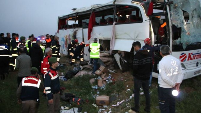Otobüs düz yolda devrildi: 4 ölü, 37 yaralı