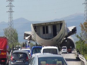 Dev kargo uçağı karadan geçti