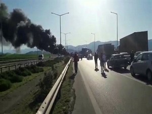 Yanan lastikler, mazot tankerini alev topuna dönüştürdü
