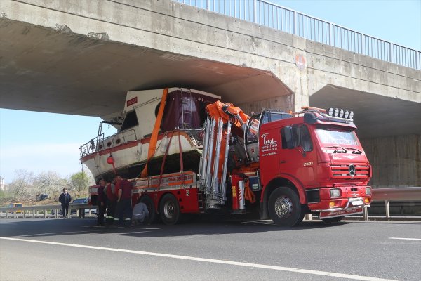 Çekicideki tekne üst geçide sığmadı