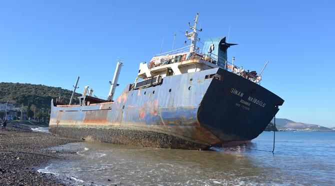 Karaya oturan gemiyi UZMAR yeniden yüzdürdü