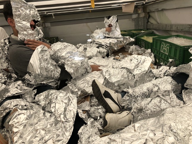 Pendik Ro-Ro limanında alüminyum folyoya sarılı göçmenler