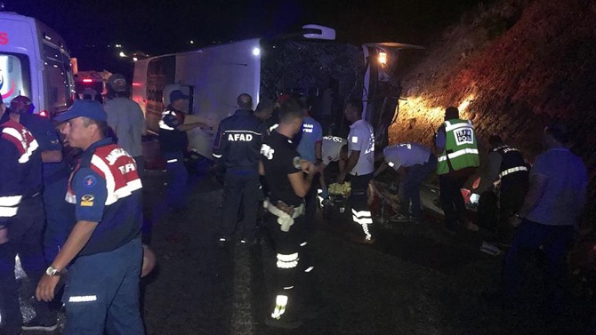 Yolcu otobüsü devrildi: 3 ölü, 47 yaralı