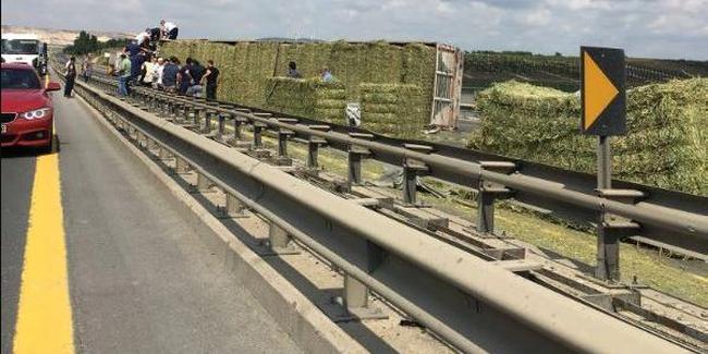 Saman yüklü kamyon devrildi: TEM kapandı