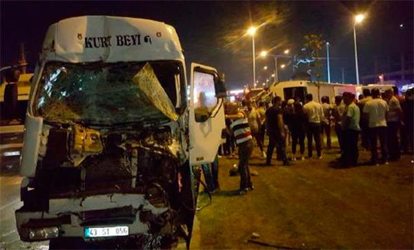 TIR, otobüse çarptı: Ölü ve yaralılar var