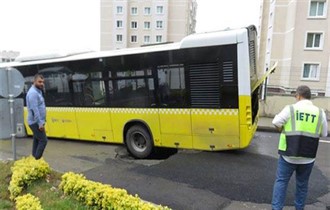 Yol çöktü, otobüsün tekerleği çukura düştü