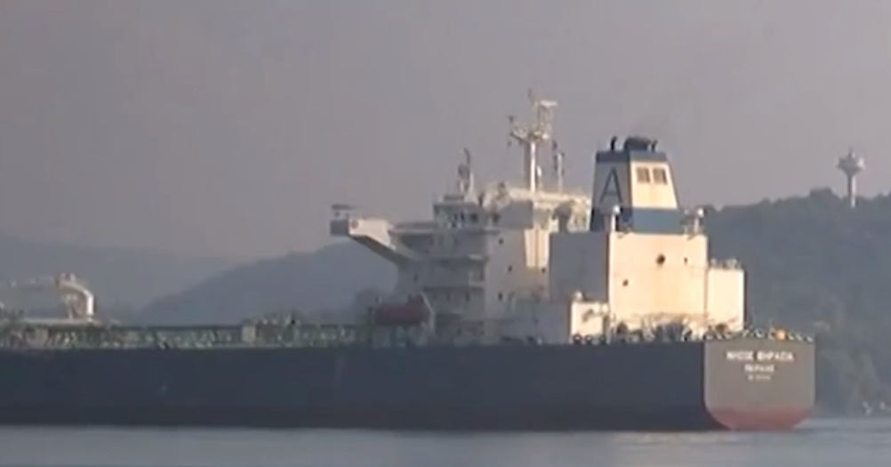 Yunan gemisi arızalandı, Boğaz kapatıldı