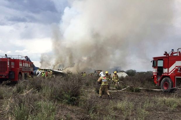 Meksika'da uçak düştü: 101 kişi kurtuldu
