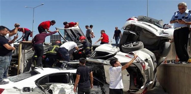 Freni boşalan kamyon önüne geleni ezdi!