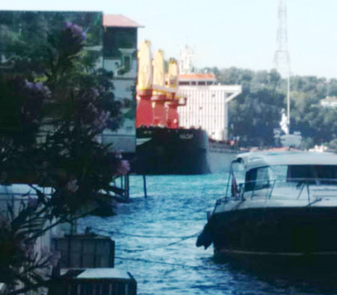 Boğaz'da tehlike... Yalılara doğru sürüklenen gemi son anda durdu